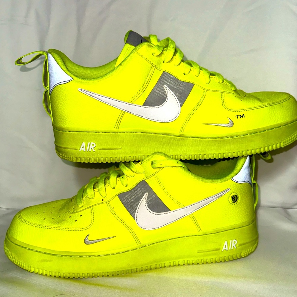 Nike Air Force 1 '07 Lv8 Neon Yellow AJ7747-700
